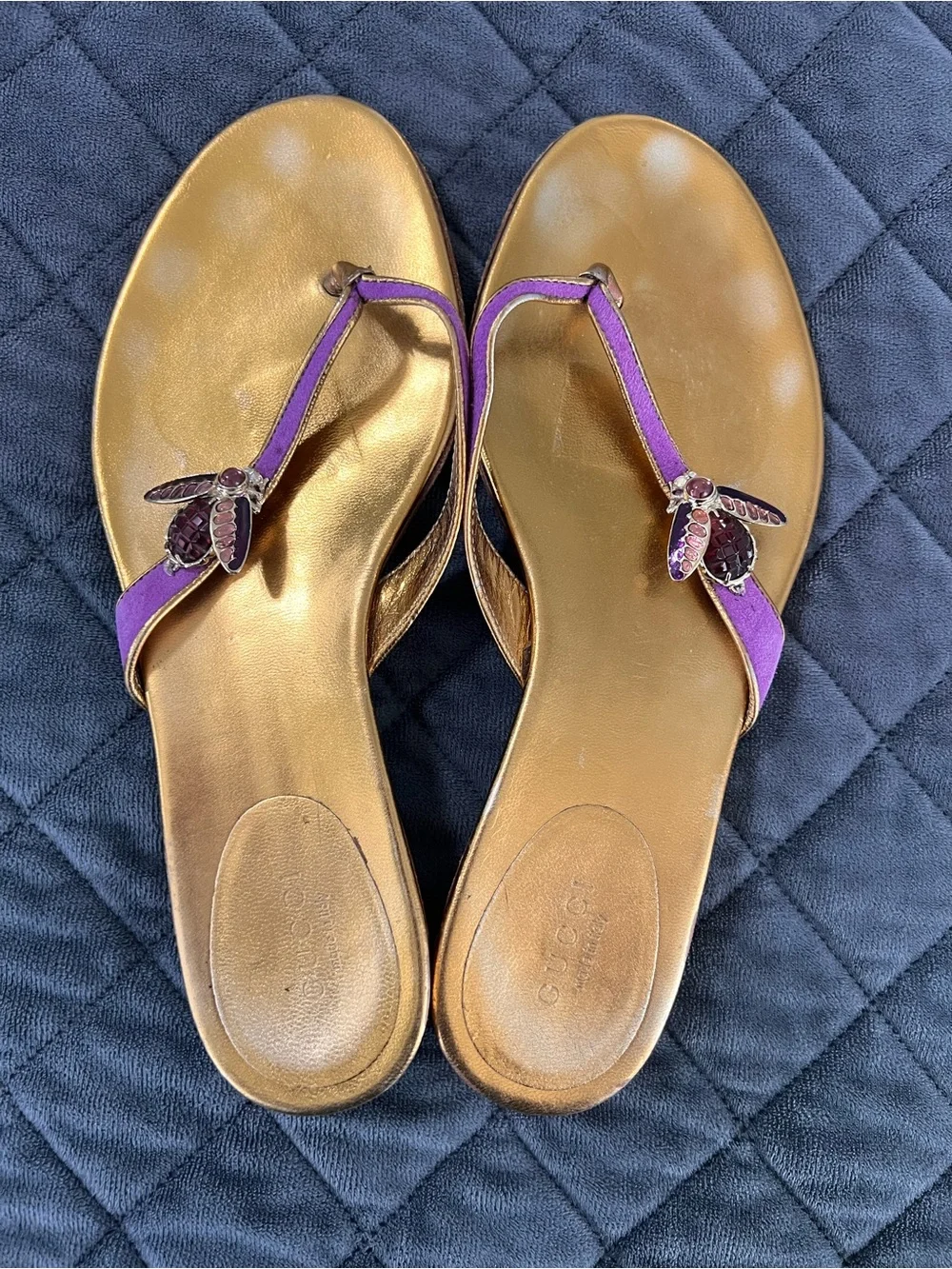 Gucci Bee Sandals Shoes Women’s 7 B Gold Thong Flip Flops Suede Purple Gold